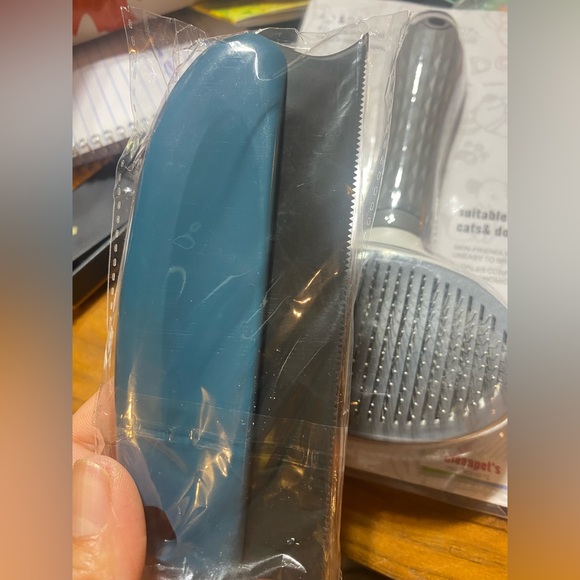 Cat/Dog Brush with extra comb pack - Picture 4 of 11